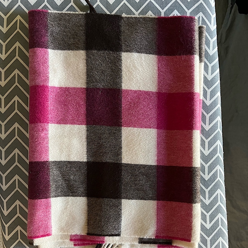 Amicale 100% cashmere scarf.